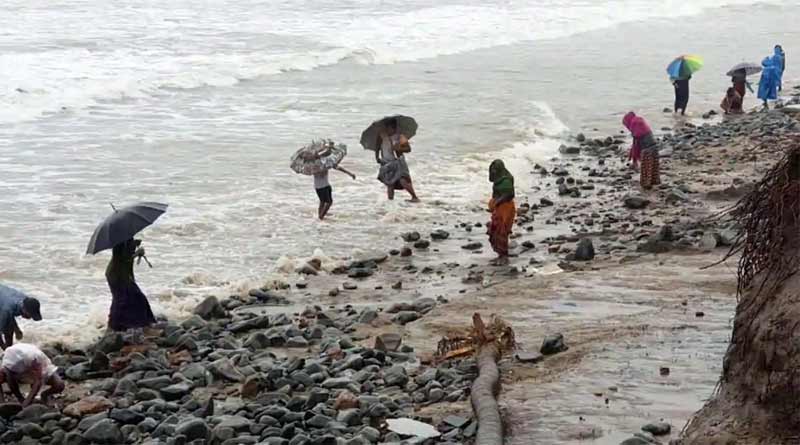 “Gold rush” on the beaches of Kakinada in Andhra Pradesh’s East Godavari district ।Sangbad Pratidin