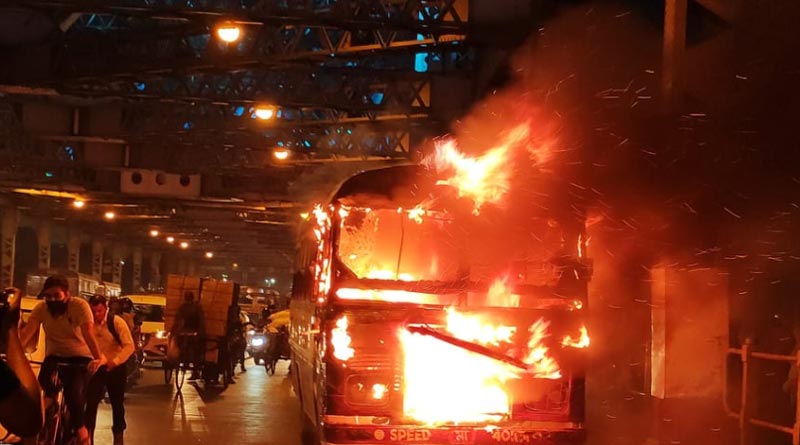 Massive fire at minibus in Howrah bridge sparks huge panic| Sangbad Pratidin