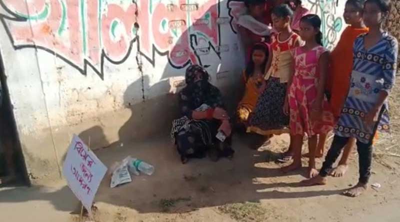 A woman stage protest in front of her lover's house | Sangbad Pratidin
