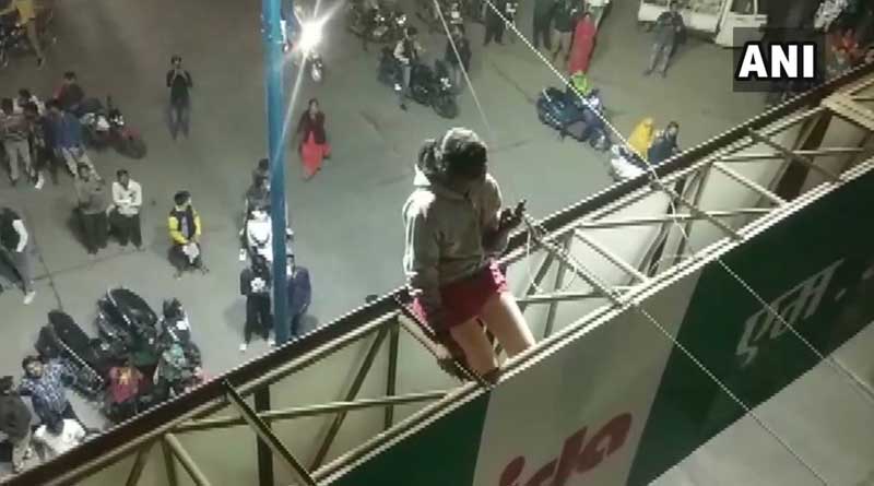 A girl climbed atop a hoarding at Bhandari Bridge in Indore, video goes viral | Sangbad Pratidin