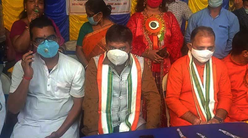 Shuvendu close leader next to Raju Bandyopadhyay on stage of Chhatpujo