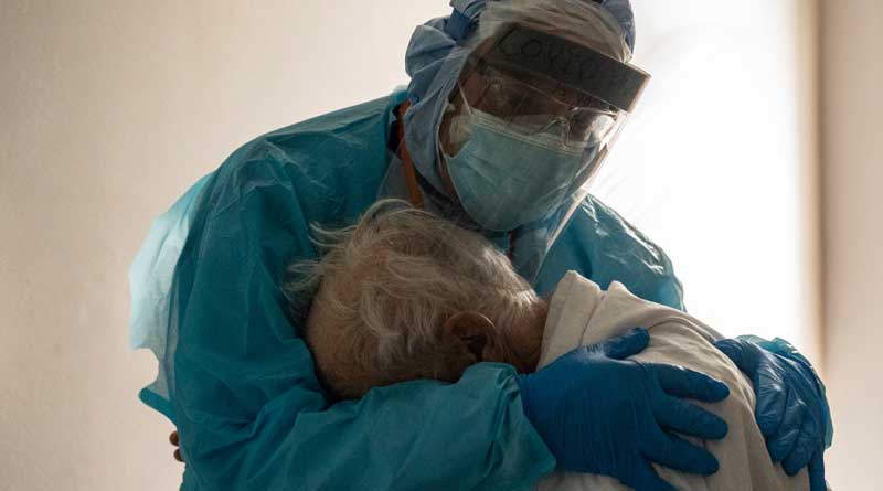 ICU doctor hugs COVID-19 patient who was missing his wife, heartbreaking picture goes viral | Sangbad Pratidin