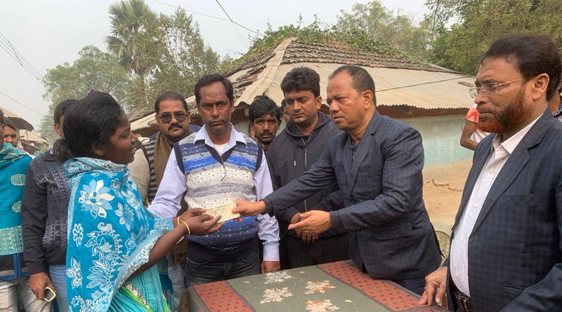 Md Zakir Hossain helps the family of a dead tribal youth in Murshidabad | Sangbad Pratidin