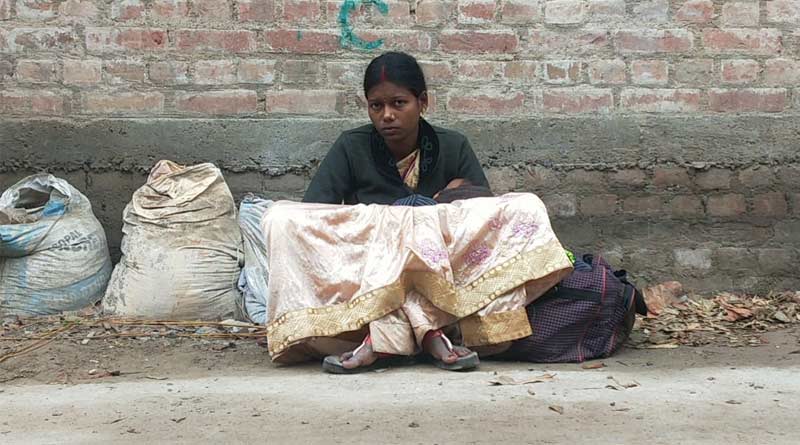 WB News: A woman stage protest in front of her in-laws house | Sangbad Pratidin