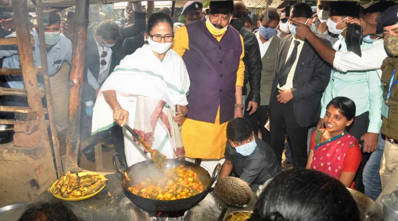 WB CM Mamata Banerjee visits a tribal village of Shantiniketan ।Sangbad Pratidin