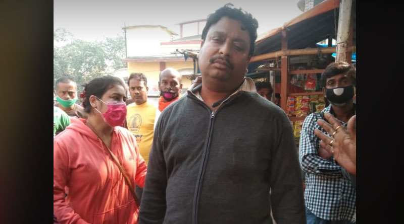 Postal employee dupes colleagues of lakhs of rupees | Sangbad Pratidin