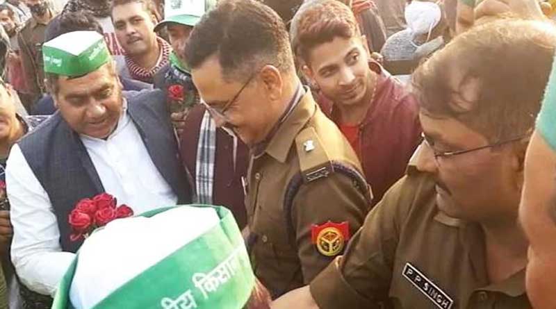 Farmers, Cops Exchange Roses, Share Meals At This Spot Amid Delhi Clashes | Sangbad Pratidin