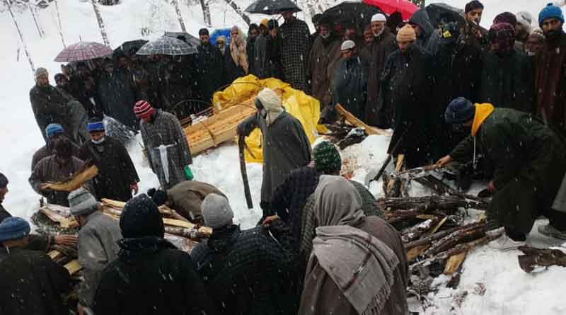 Muslim neighbours perform last rites of Kashmiri Pandit in Shopian | Sangbad Pratidin