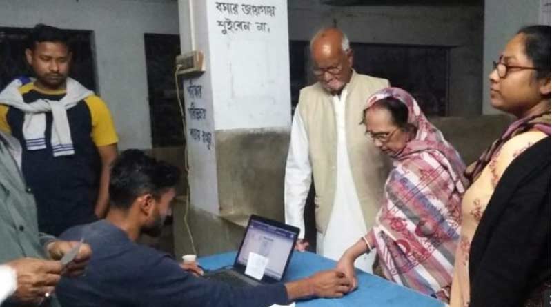 Family members of a BJP leader collected Swasthya Sathi card on saturday | Sangbad Pratidin