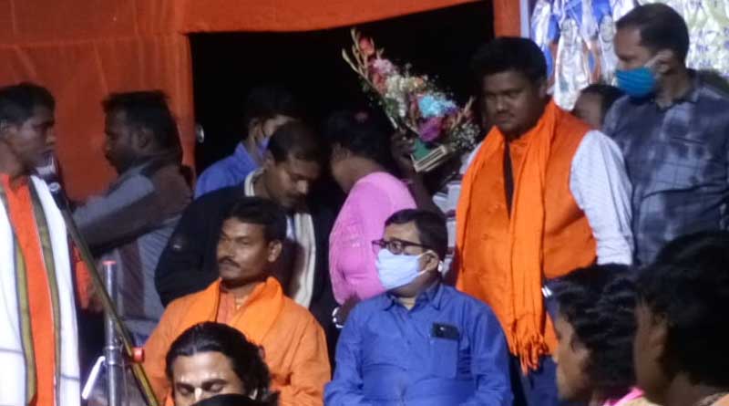 Dibyendu Adhikari on the stage of religious programme with BJP leader, controversy started | Sangbad Pratidin