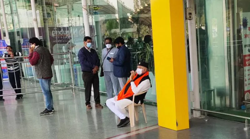 PM Modi's brother sits on dharna at Lucknow airport | Sangbad Pratidin