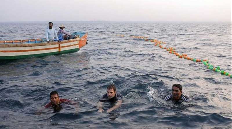 Congress leader Rahul Gandhi takes dip in the sea with fishermen in Kerala’s Kollam | Sangbad Pratidin