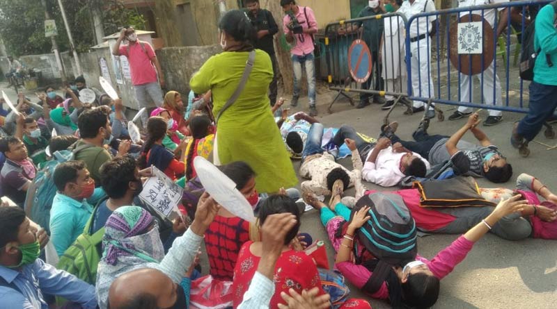 SLST candidates stage protest in Dharmatala | Sangbad Pratidin