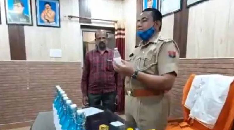 UP cop 'purifies' visitors at police station with 'gangajal', chants 'sanitisation mantra' | Sangbad Pratidin