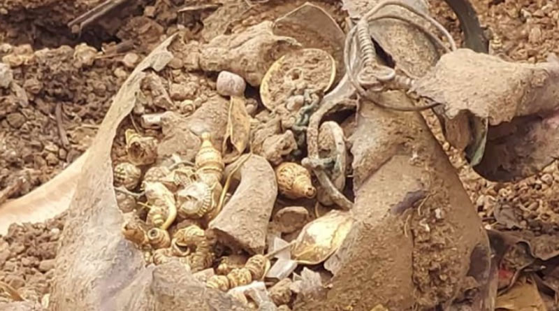 Telangana realtor strikes gold, finds antique ornaments in a pot । Sangbad Pratidin