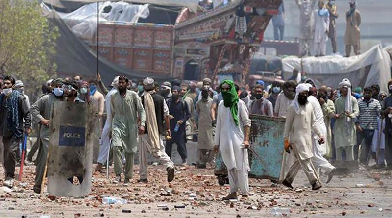 Deadly clashes after islamist hardliners take police hostage in Pakistan । Sangbad Pratidin