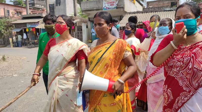Housewives hit road to spread corona awareness at South 24 Parganas | Sangbad Pratidin