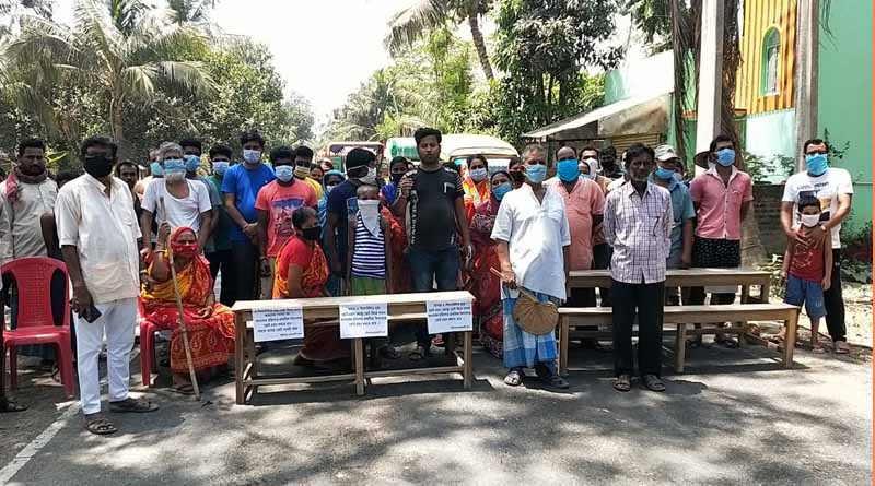 The polling station is 5 km away, in protest villagers block roads in Bagda । Sangbad Pratidin