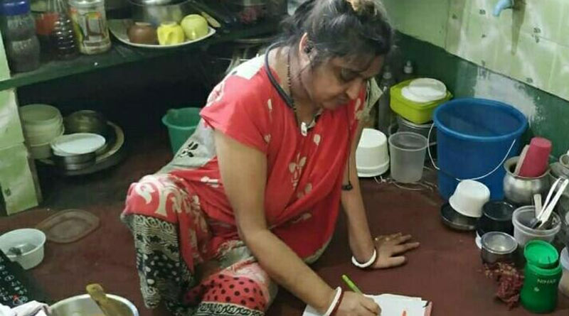 Corona pandemic: This Howrah woman overcomes physical problems, stand by victims | Sangbad Pratidin
