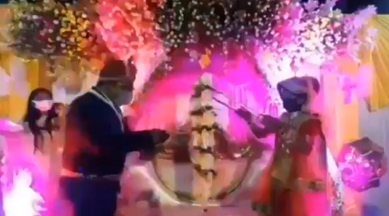 Bride, groom's social distancing twist to wedding in Covid times | Sangbad Pratidin