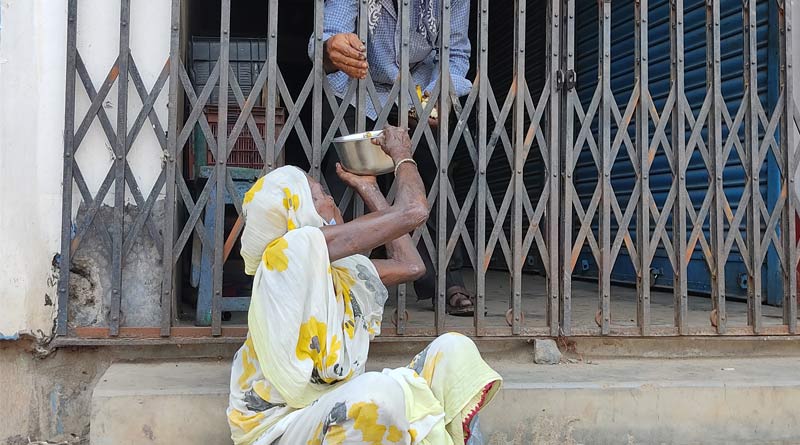 Beggars face the hear as strict corona measures clamped in West Bengal | Sangbad Pratidin