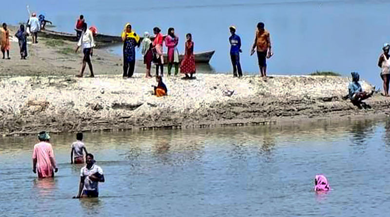 Corona vaccine: In Uttar Pradesh, villagers jump into Saryu to avoid taking vaccines |Sangbad Pratidin