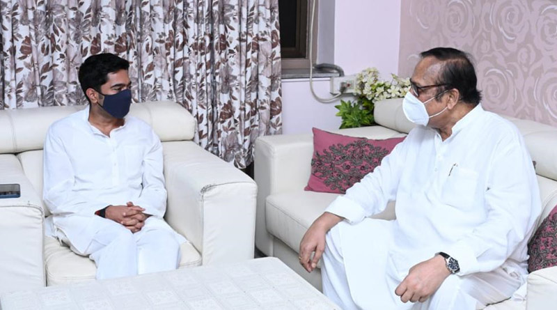 Abhishek Banerjee meets SukhehduSekhar Roy to take blessings from him | Sangbad Pratidin