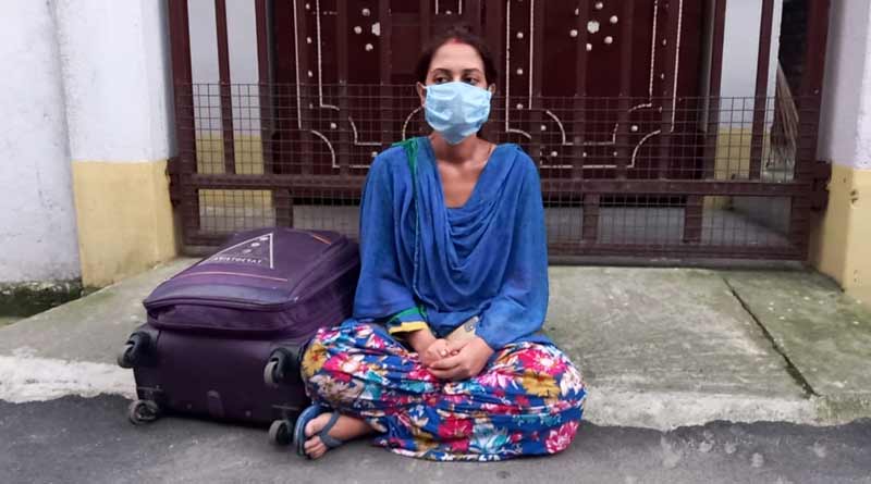 Woman sits on dharna in front of her husband's house in Siliguri ।Sangbad Pratidin