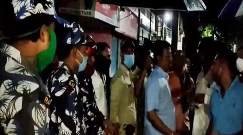 Clashes between two group in Bhatpara, injured a policeman ।Sangbad Pratidin