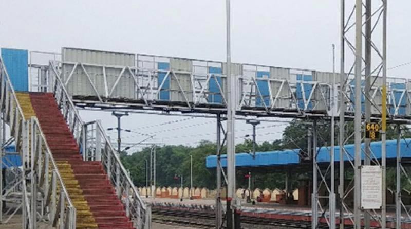 A teenager injured after he fell on overhead wire of the train | Sangbad Pratidin