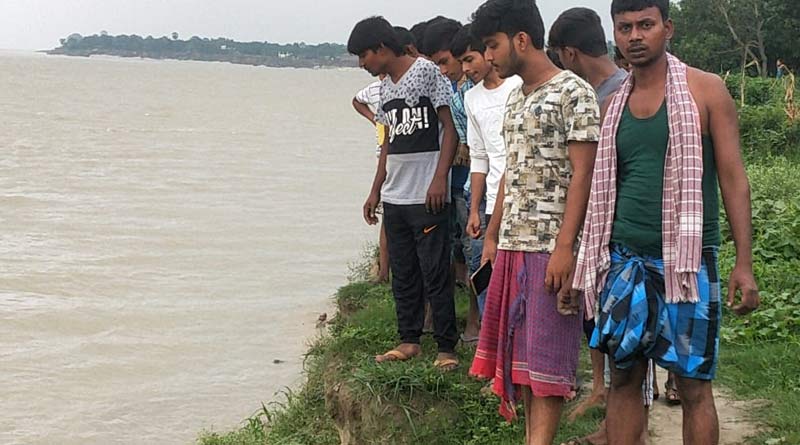 People find three deadbodies floating into Ganga at Murshidabad | Sangbad Pratidin