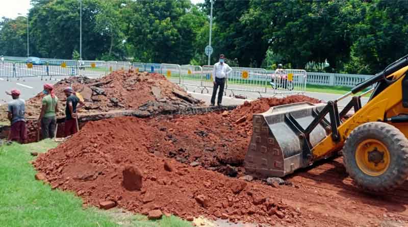 Red road is partially closed for sewage work ।Sangbad Pratidin
