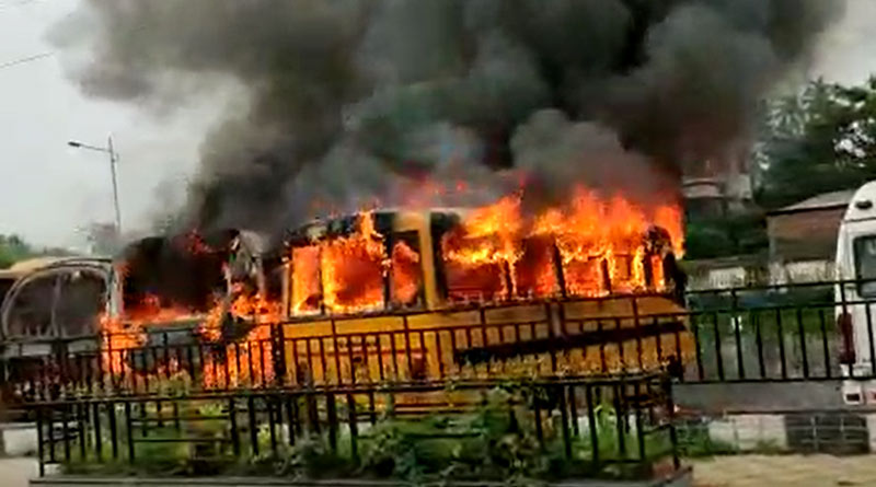 Fire at buses at Dumurjala, Howarah, three buses burnt | Sangbad Pratidin
