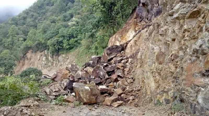 NH 10 blocked due to landslide in Darjeeling's Shwetijhora । Sangbad Pratidin