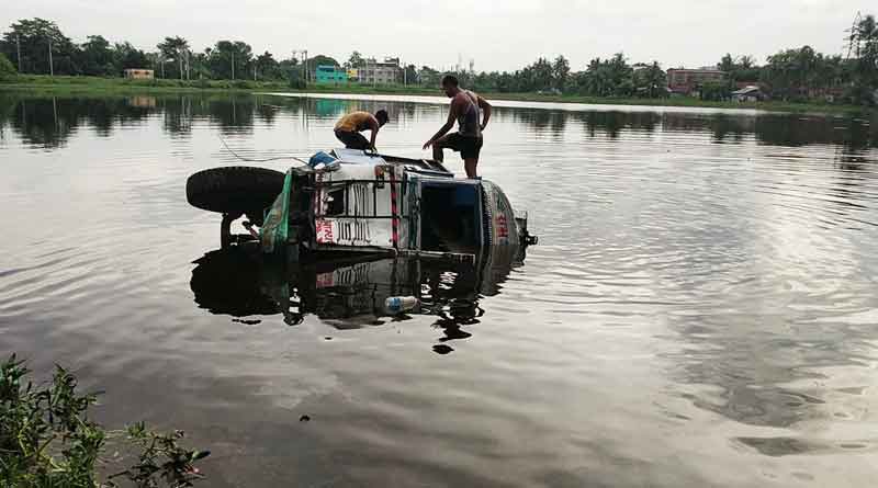 A lorry fell into lake from Santragachi bridge । Sangbad Pratidin