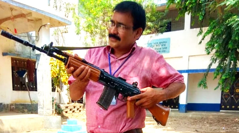 Bardhaman teacher faces heat for posing with INSAS rifle | Sangbad Pratidin