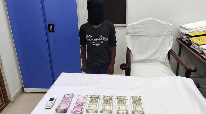 A meritorious student arrested with fake note in Maldah's Kaliachak । Sangbad Pratidin