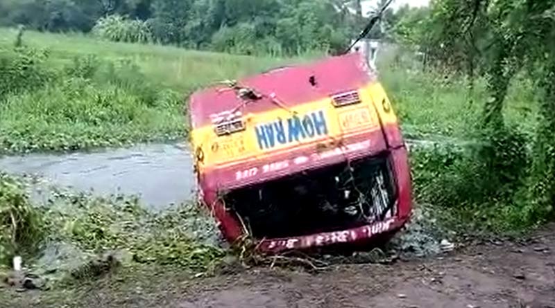 Minibus flipped over in Nayanjuri, Howrah due to a tire burst | Sangbad Pratidin