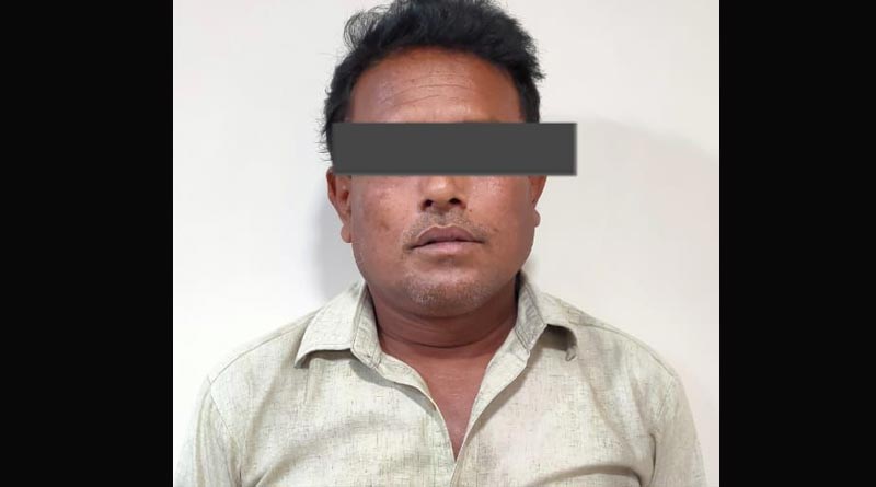 A gold biscuits smuggler arrested from Park Street । Sangbad Pratidin