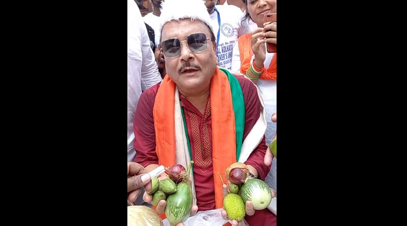 TMC MLA Madan Mitra sells vegetables in New Market। Sangbad Pratidin