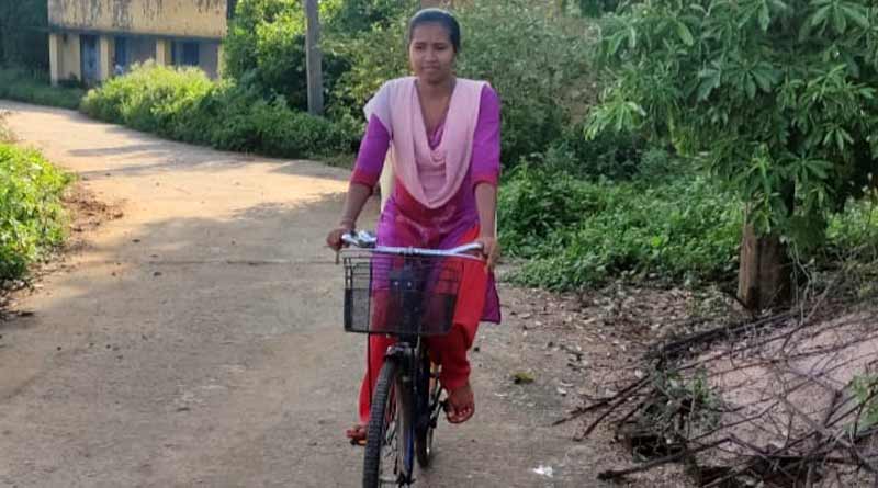 Everyone salutes first graduate sabar girl Ramanita in International tribal day, 2021 । Sangbad Pratidin