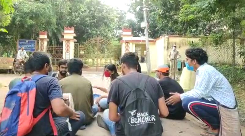Student stage protest against Visva Bharati University's VC । Sangbad Pratidin