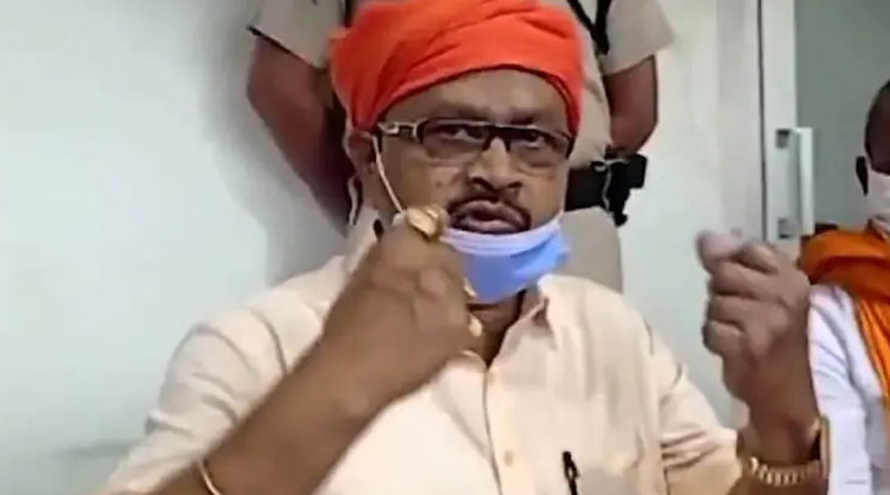 JDU MLA Gopal Mandal spotted roaming in undergarments on train । Sangbad Pratidin