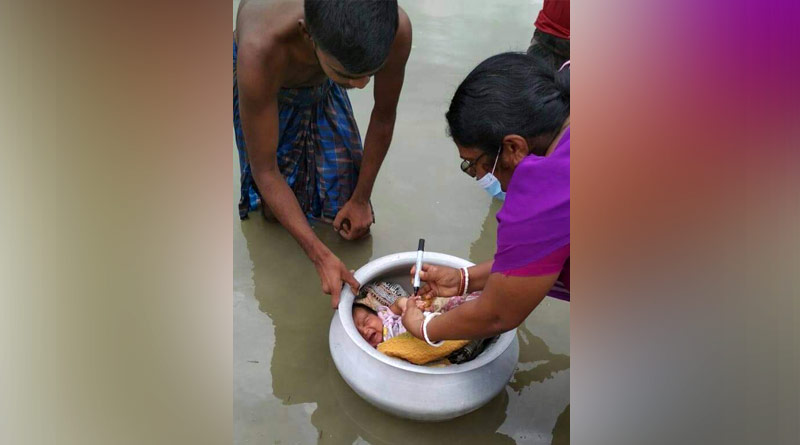 Father carried his baby in a floating utensil to give polio vaccine