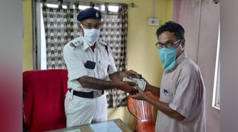 Howrah: Railway Officer lost his bag, Traffic police officer returns after found it | Sangbad Pratidin