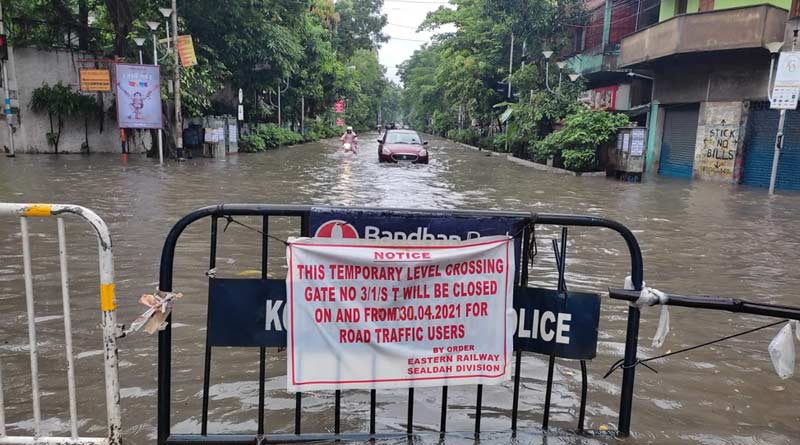 Heavy rain lashes Kolkata and adjacent districts, several areas flooded | Sangbad Pratidin