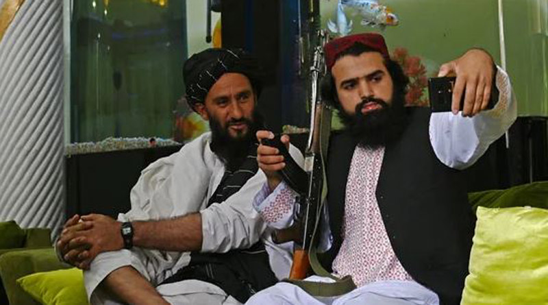 Taliban defence minister miffed with fighters taking selfies in govt offices। Sangbad Pratidin