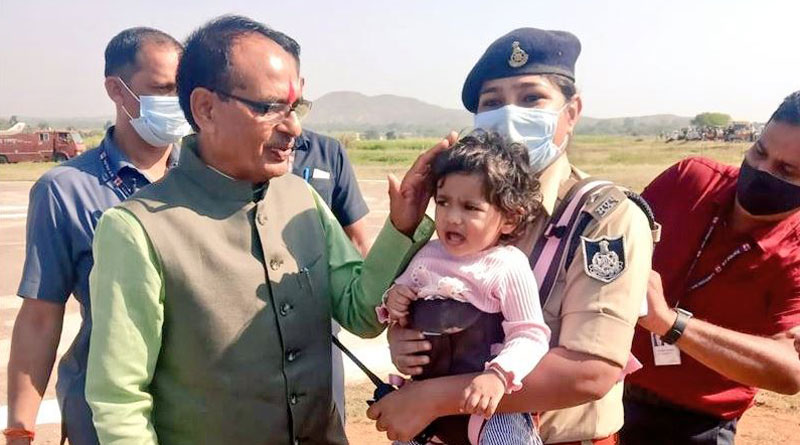 Madhya Pradesh woman cop carries little daughter to duty at helipad, photos go viral। Sangbad Pratidin