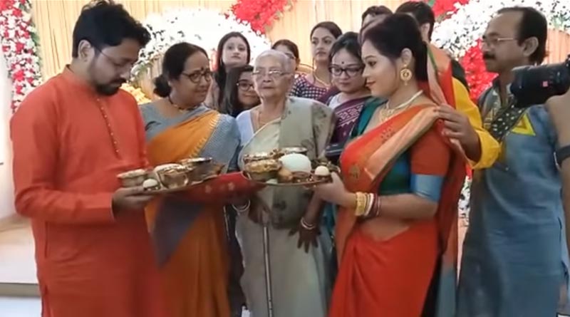 Video goes viral of a young man cooked himself for bride in food-clothing ritual । Sangbad Pratidin