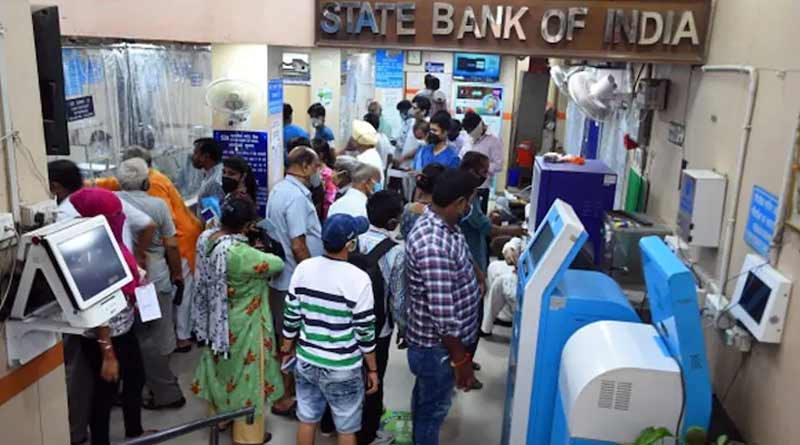 Kolkata's youth denied entry in one of the branches of SBI due to his attire । Sangbad Pratidin